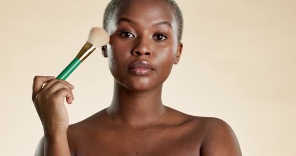 Zwarte Vrouw Gezicht Borstel Voor Make Schoonheid Vertrouwen Met Cosmetische — Stockvideo