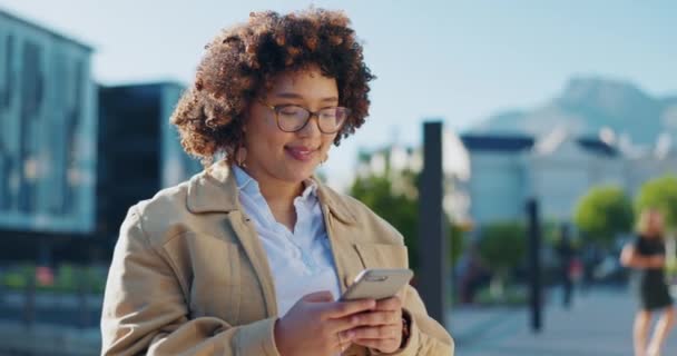 キャンパスネットワーク 5G通信とモバイルアプリのチャットのための黒人女性 電話の入力と都市 若い学生やGen Z人笑いオンスマートフォン 携帯電話やソーシャルメディアの投稿のために面白いインターネットミーム — ストック動画
