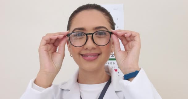 Όραμα Γυαλιά Και Γυναίκα Περιποίηση Προσώπου Και Ματιών Οφθαλμίατρο Πορτραίτο — Αρχείο Βίντεο