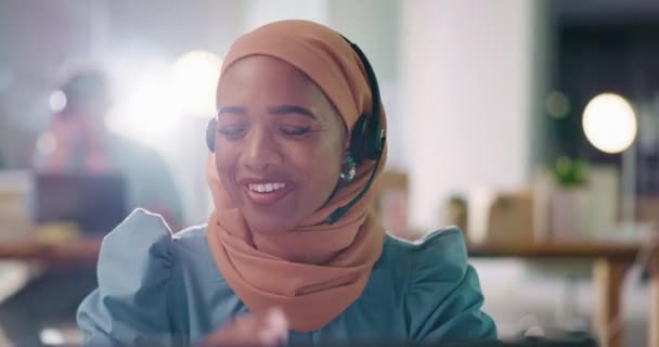 イスラム教徒の女性 夜とオフィスコールセンターは モックアップスペース 笑顔と販売のアドバイスのためのデスクを支援します ハッピーイスラムコンサルタント 顧客サービスと仕事で聞く 質問や解決策のためのVoip — ストック動画