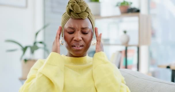 黑人女人 头疼和精神健康的痛苦在家里的压力 头晕和沮丧的脸 有抑郁症 焦虑症和因医疗问题而精疲力尽的偏头痛 紧张症和女性病人 — 图库视频影像