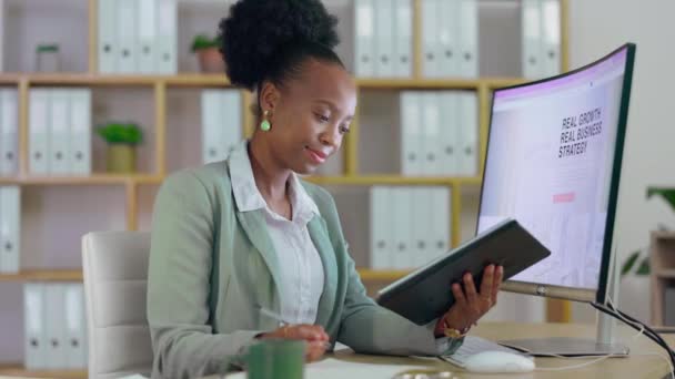 Μαύρη Γυναίκα Tablet Και Γραπτώς Επιχειρηματικό Χρονοδιάγραμμα Για Σχεδιασμό Στρατηγική — Αρχείο Βίντεο
