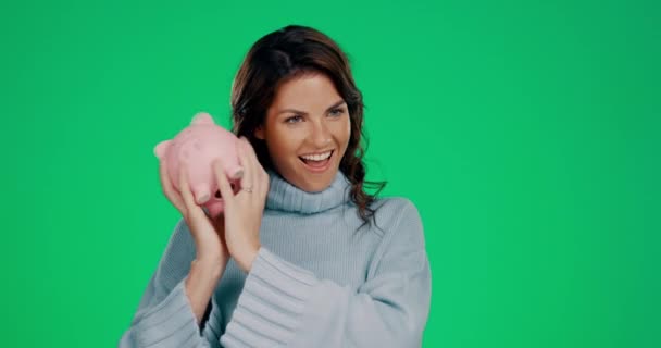 Gülümse Tasarruf Kumbarayı Sallayan Kadın Finansal Özgürlük Stüdyoda Izole Edilmiş — Stok video