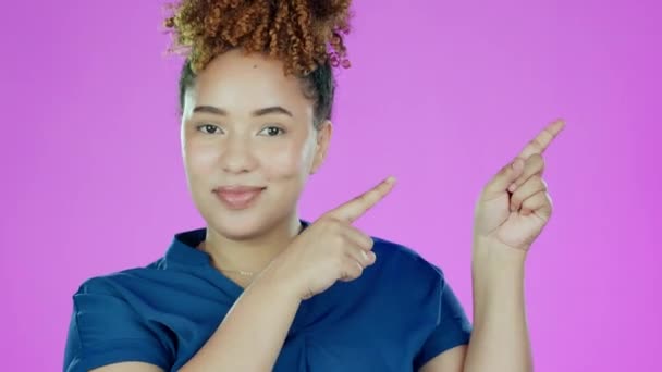 黑人妇女 脸和指向广告 品牌和公告在工作室 孤立的粉色背景 年轻的女性画像 带有喜讯和点点头的姿态 — 图库视频影像
