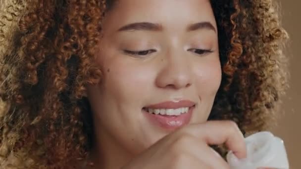 Černá Žena Krém Péči Pleť Obličej Úsměvem Krásou Kosmetickým Ošetřením — Stock video