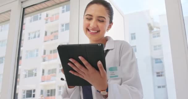 休憩中にミームのためのインターネット上で閲覧病院でのデジタルタブレット 研究や女性医師 医療機関のモバイルデバイス上の幸せな笑いと女性の医療従事者ネットワーク — ストック動画