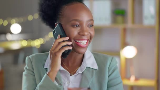 黑人妇女 商业和电话咨询 谈话或办公室讨论 快乐的非洲裔美国女性员工在智能手机上聊天或咨询 以便在工作场所进行营销 — 图库视频影像