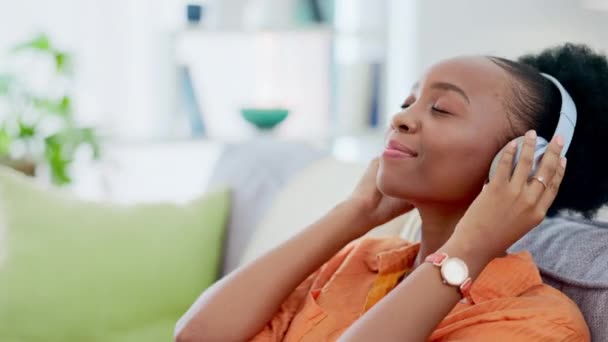 Relax Koptelefoon Zwarte Vrouw Bank Voor Muziek Streamen Geestelijke Gezondheid — Stockvideo