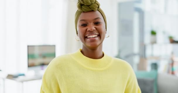 微笑和形象的黑人女性在新上任时的心态 创造力和专业精神 自信和积极向上 与员工一起促进企业家精神 动力和业务发展 — 图库视频影像