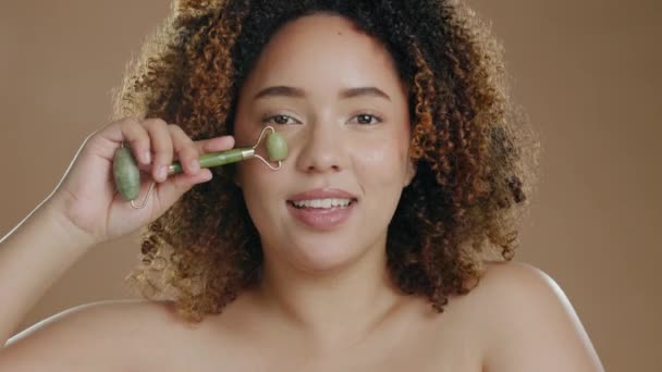 Mulher Negra Rolo Jade Rosto Com Cuidados Com Pele Sorriso — Vídeo de Stock