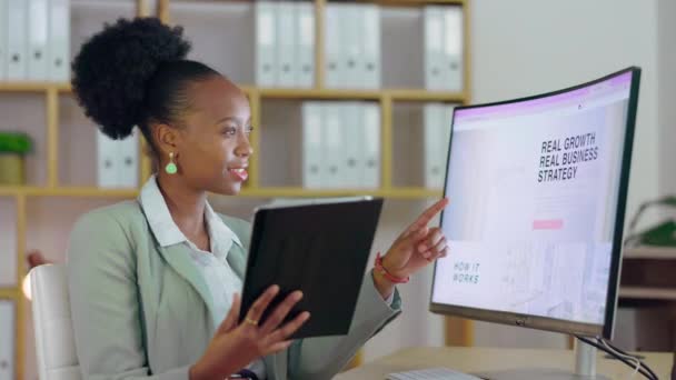 オフィスのデスクでビジネス戦略 デジタルマーケティングやウェブデザインのための黒人女性 タブレットやコンピュータ オンライン研究や分析のためのタッチスクリーンやPc上で働く幸せなアフリカ系アメリカ人女性 — ストック動画