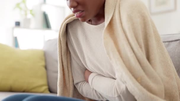 黑人妇女 肚子痛和抽筋 月经和保健 病人在家里痛苦和子宫内膜异位症 肚子痛 消化不良和便秘 肠胃问题和肠胃健康 — 图库视频影像