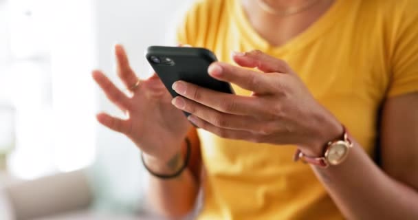 Smartphone Mãos Mulher Com Mídia Social Comunicação Digitando Bate Papo — Vídeo de Stock