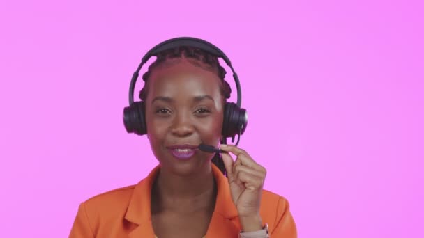 黑人妇女 说话和呼叫中心的工作室背景与脸 微笑和兴奋的技术支持 快乐的Crm顾问 肖像和客户经验与前置发电 咨询和销售 — 图库视频影像