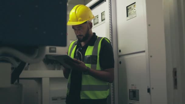 Tablet Technician Face Engineering Man Generator Machine Maintenance Industry Inspection — Stock Video