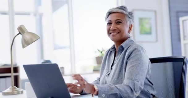 Ноутбук Счастливый Управления Деловой Женщиной Работе Рассмотрение Предложение Отчет Офисе — стоковое видео