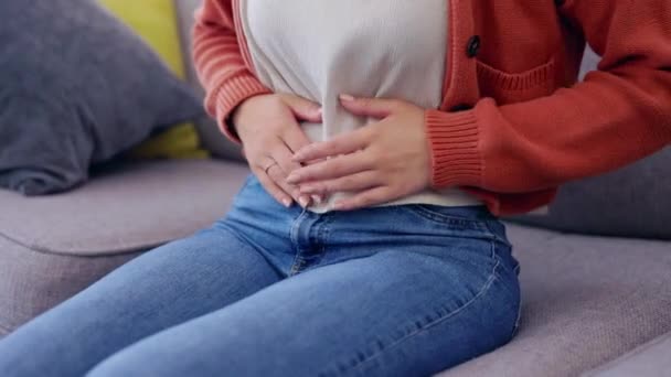 Gyomorfájdalom Görcsök Női Kéz Társalgóban Emésztési Menstruációs Problémákkal Kanapén Székrekedés — Stock videók