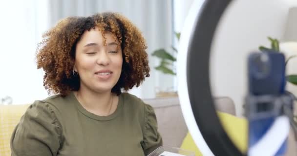 Schwarze Frau Kosmetische Influencerin Und Videotutorial Mit Foundation Palette Lächeln — Stockvideo
