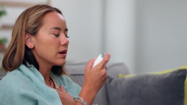 Kobieta Pompa Astmy Dom Kanapie Wellness Zdrowia Samoopieki Medycyny Salonie — Wideo stockowe