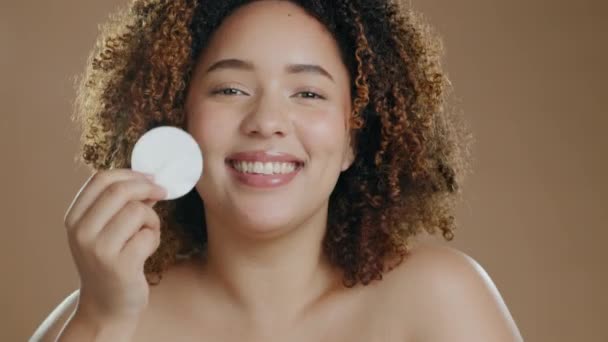 Cuidado Piel Algodón Retrato Mujer Negra Estudio Para Limpieza Dermatología — Vídeos de Stock