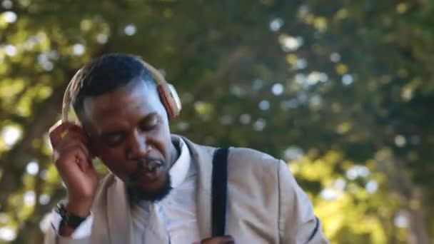 Glimlach Muziek Business Black Man Dansen Het Park Met Een — Stockvideo