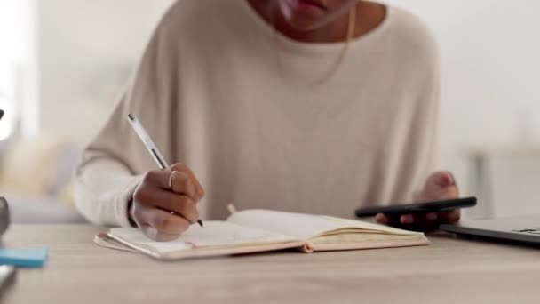 Γράφοντας Τηλέφωνο Και Σημειωματάριο Χέρια Της Μαύρης Γυναίκας Στο Γραφείο — Αρχείο Βίντεο