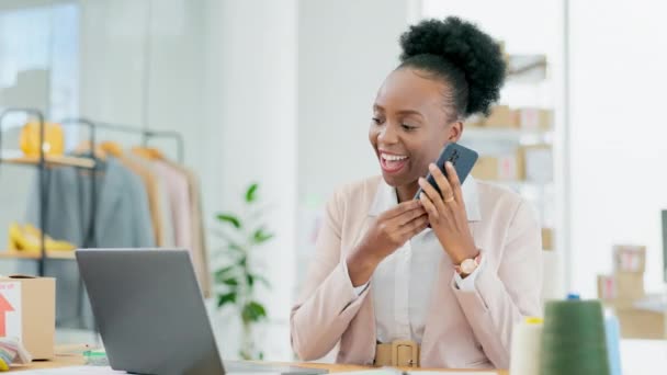 黑人妇女或时装设计师在电话上为创业电子商务规划 在线商店或物流供应链 小企业主 销售者或供应商在手机和笔记本电脑上交谈 — 图库视频影像