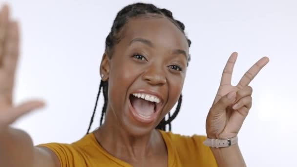 Selfie Lächeln Und Porträt Einer Schwarzen Frau Mit Friedenszeichen Auf — Stockvideo