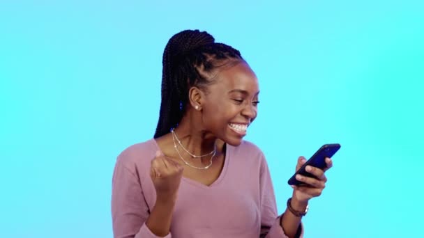 Mulher Negra Smartphone Punho Para Celebração Vencedor Sorte Realização Contra — Vídeo de Stock