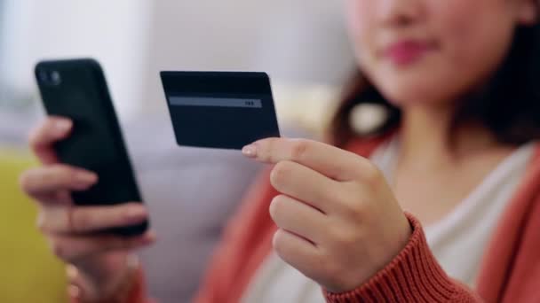 Kobieta Zakupy Online Lub Płatności Kartą Kredytową Telefonie Przez Internet — Wideo stockowe