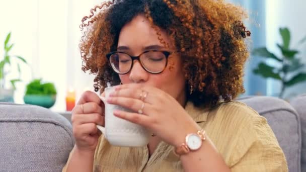 Расслабьтесь Чернокожая Женщина Кофе Диване Счастливы Улыбаются Размышляя Охлаждая Наслаждаясь — стоковое видео