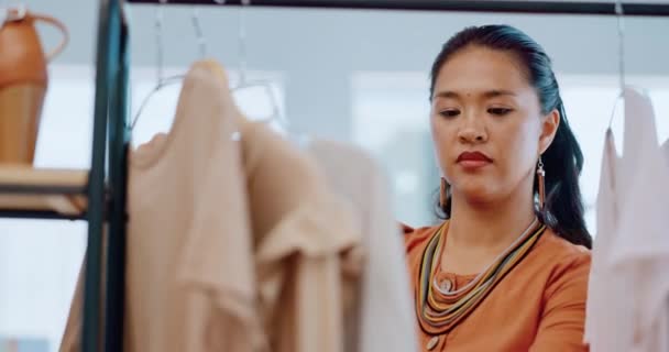 Mujer Moda Diseñadora Con Ropa Estudio Taller Con Pequeña Empresa — Vídeos de Stock