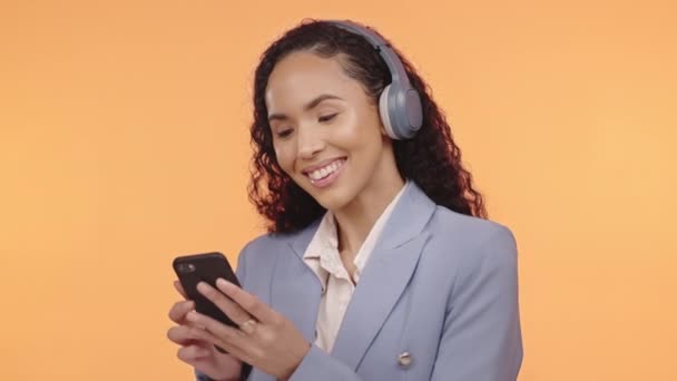 Kopfhörer Telefon Und Gesicht Isoliert Auf Orangefarbenem Hintergrund Für Musik — Stockvideo