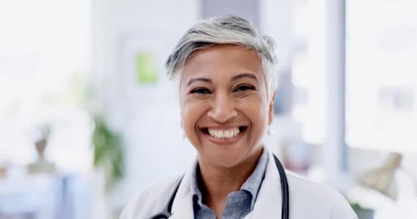 老年女性或具有保健 微笑或创新精神的医生 用于诊断 医疗或自信 性格开朗 快乐的女性雇员或拥有快乐的医学专业人员或成功的外科医生 — 图库视频影像