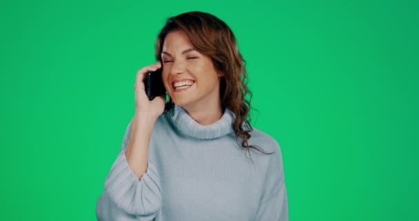 Telefone Risos Uma Mulher Fundo Tela Verde Estúdio Enquanto Fala — Vídeo de Stock