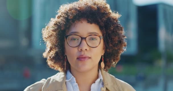 Şehirdeki Şehir Ciddi Kadın Yüzü Liderlik Kendine Güvenen Tavır Şirket — Stok video