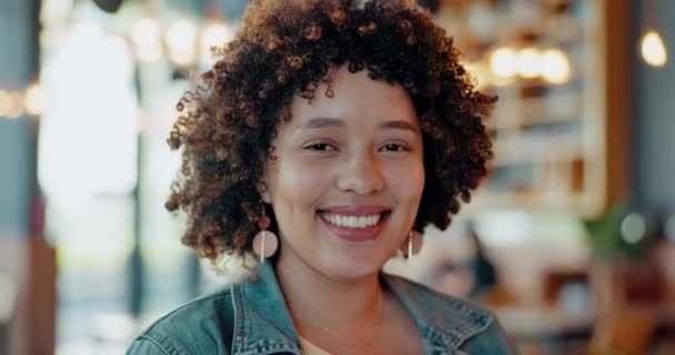 Gezicht Zwarte Vrouw Ondernemer Cafe Grappig Succes Met Opstarten Geluk — Stockvideo