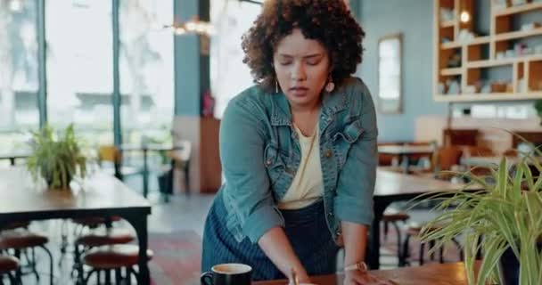 Κουρασμένη Πονοκέφαλο Και Γυναίκα Μπαρίστα Μια Καφετέρια Καθαρίζει Τραπέζια Μετά — Αρχείο Βίντεο