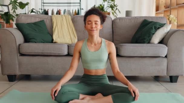 Yoga Meditatie Vrolijke Vrouw Vloer Voor Thuistraining Lichaamsbeweging Training Voor — Stockvideo