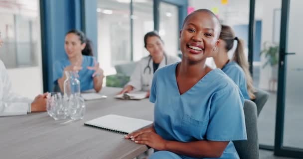 Czarna Kobieta Twarz Lub Pielęgniarka Spotkaniu Szpitalu Celu Planowania Medycznego — Wideo stockowe