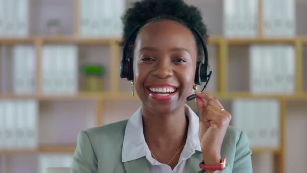 黑人妇女 电话中心和脸上带着微笑的电话营销 客户服务或办公室支持 带着耳机笑着推销 帮助或建议的快乐的非洲女顾问的画像 — 图库视频影像