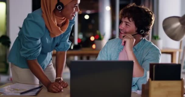 Співробітники Кол Центру Підготовка Ноутбук Crm Контакти Нами Комунікаціями Мусульманський — стокове відео