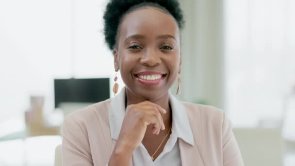 面容和事业心强的女性带着自信 领导才能和积极向上的心态坐在办公室里 工作场所坐在办公桌前的非洲职业女性员工的快乐 微笑和肖像 — 图库视频影像