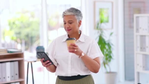 Geschäftsfrau Kaffeetrinken Oder Telefonieren Für Start Social Media Internet Oder — Stockvideo