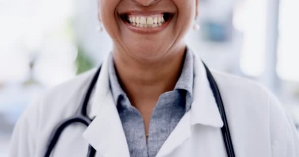 笑着和牙齿笑着在医院为医疗结果或医疗保健服务 医生为美白牙齿 口腔或牙龈治疗而高兴地微笑着的被割伤的妇女的脸 — 图库视频影像