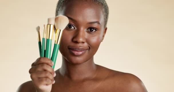 Belleza Maquillaje Pincel Con Mujer Negra Estudio Para Cosméticos Fundación — Vídeo de stock