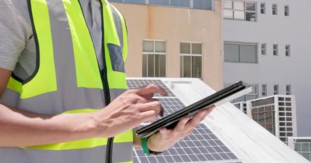 石碑数据 太阳能电池板应用程序和从事可再生能源项目的房顶建筑工人的手 无害环境 可持续和技术人员在网上和数字清单技术上打字 — 图库视频影像