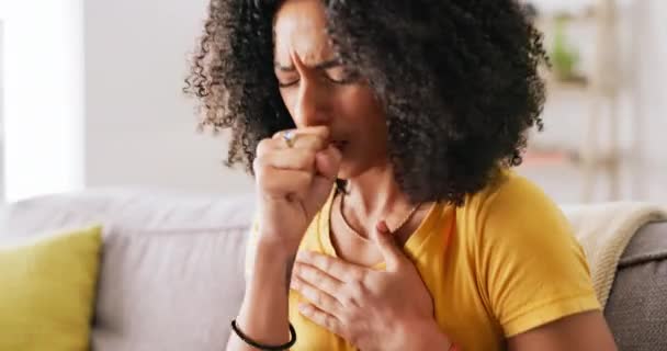 黑人妇女 咳嗽和生病在家里沙发上流感 疲倦和医疗问题在休息室 因过敏 鼻窦炎或手扶沙发 居家客厅和咳嗽而引起的健康和胸痛 — 图库视频影像
