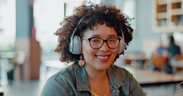 Muziek Ontspannen Glimlachen Met Zwarte Vrouw Cafe Voor Streaming Online — Stockvideo