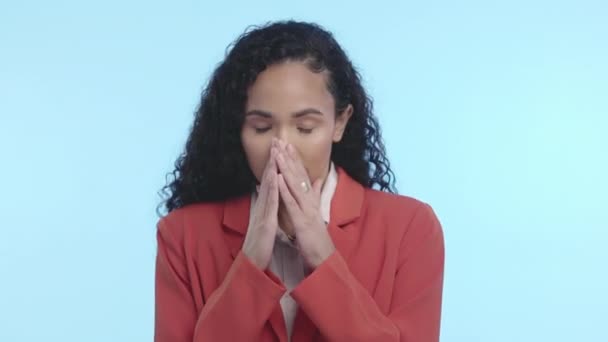 Kadını Stüdyo Endişeyle Gergin Dua Eden Eller Mavi Arka Planda — Stok video